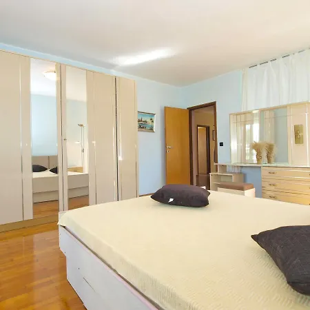 Ivanka 1615 Apartment *